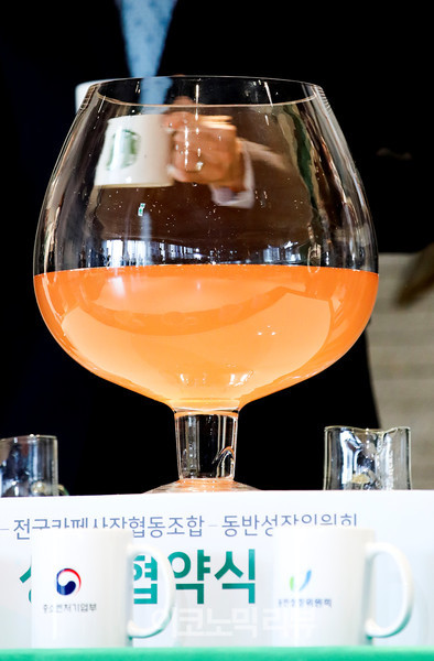 30일 서울 중구 스테이트타워 남산에서 열린 '스타벅스-전국카페사장협동조합-동반성장위원회 상생 협약식'에서 참석자들이 '상생 음료'를 만들고 있다. 사진=박재성 기자