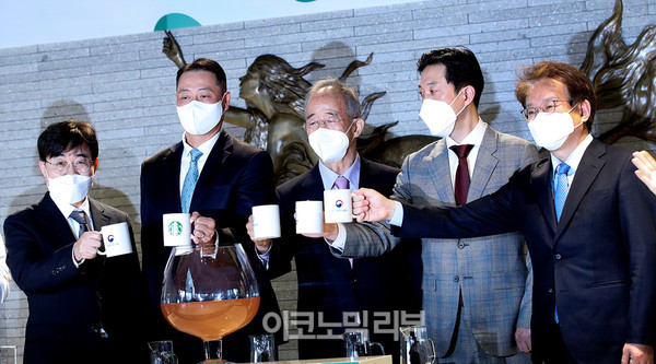 30일 서울 중구 스테이트타워 남산에서 열린 '스타벅스-전국카페사장협동조합-동반성장위원회 상생 협약식'에서 참석자들이 '상생 음료'를 만들고 포토타임을 갖고 있다. 왼쪽부터 인태연 청와대 자영업비서관, 송호섭 스타벅스코리아 대표이사, 오영교 동반성장위원장, 고장수 전국카페사장협동조합 이사장, 권칠승 중소벤처기업부 장관. 사진=박재성 기자