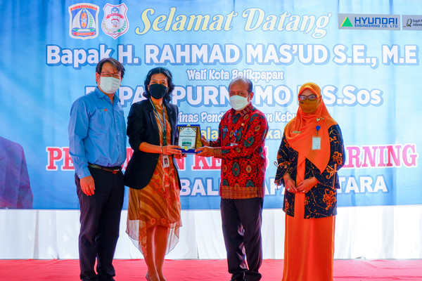 (사진 좌측부터) 양동수 현대엔지니어링 인도네시아 발릭파판 정유공장현장 관리팀장, 메이티 리아(Meity Ria) 굿네이버스 인도네시아 프로젝트 매니저, 푸르노모 M(Purnomo M) 인도네시아 발릭파판 교육문화청장, 린 마야티(Lin Maryati) 인도네시아 현지 학교장 사진=현대엔지니어링