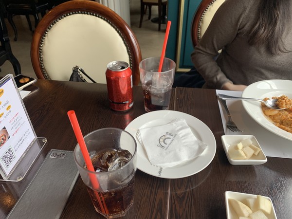 1일 방문한 이탈리안 식당에서 플라스틱 빨대를 사용하고 있는 모습. 사진= 김보라기자.