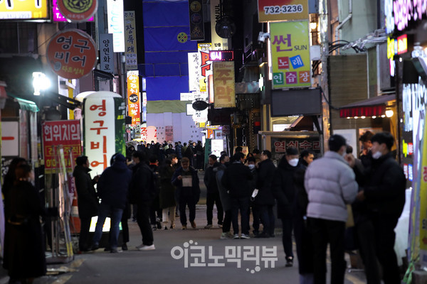 코로나19에 따른 사회적 거리두기 단계가 완화되면서 식당가를 찾은 인파가 늘고 있다. 사진=박재성 기자