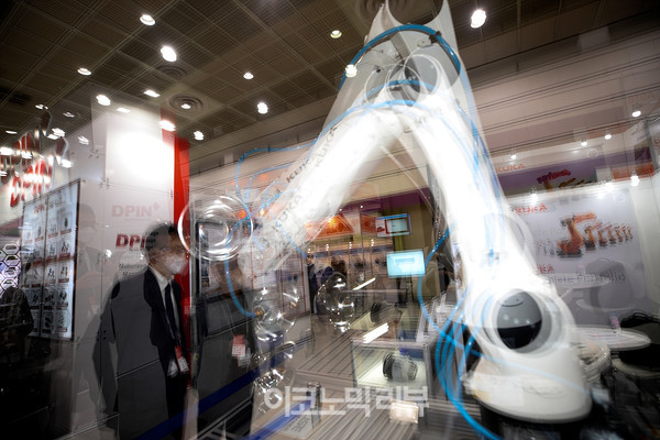 6일 서울 강남구 코엑스에서 열린 '스마트팩토리·자동화산업전(SFAW) 2022'에서 참관객들이 로봇을 살펴보고 있다. 사진=박재성 기자