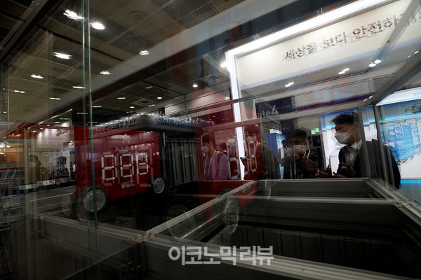 6일 서울 강남구 코엑스에서 열린 '스마트팩토리·자동화산업전(SFAW) 2022'에서 참관객들이 로봇을 살펴보고 있다. 사진=박재성 기자