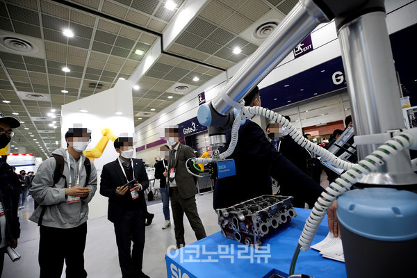 6일 서울 강남구 코엑스에서 열린 '스마트팩토리·자동화산업전(SFAW) 2022'에서 참관객들이 로봇을 살펴보고 있다. 사진=박재성 기자