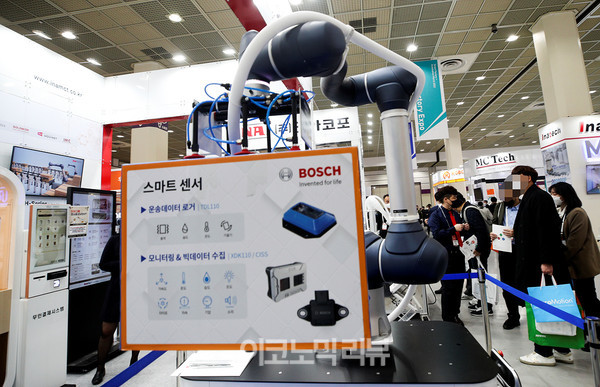 6일 서울 강남구 코엑스에서 열린 '스마트팩토리·자동화산업전(SFAW) 2022'에서 참관객들이 로봇을 살펴보고 있다. 사진=박재성 기자