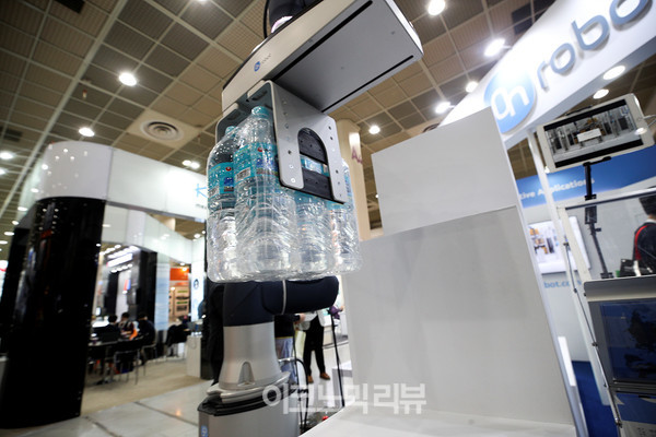 6일 서울 강남구 코엑스에서 열린 '스마트팩토리·자동화산업전(SFAW) 2022'에서 참관객들이 로봇을 살펴보고 있다. 사진=박재성 기자