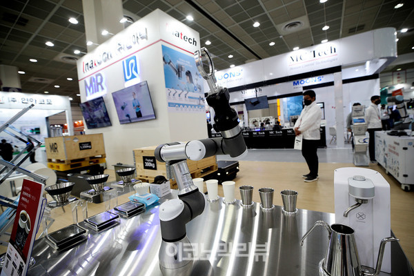 6일 서울 강남구 코엑스에서 열린 '스마트팩토리·자동화산업전(SFAW) 2022'에서 참관객들이 로봇을 살펴보고 있다. 사진=박재성 기자