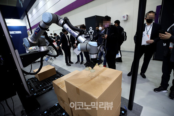 6일 서울 강남구 코엑스에서 열린 '스마트팩토리·자동화산업전(SFAW) 2022'에서 참관객들이 로봇을 살펴보고 있다. 사진=박재성 기자