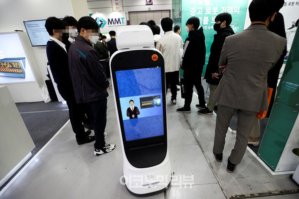 6일 서울 강남구 코엑스에서 열린 '스마트팩토리·자동화산업전(SFAW) 2022'에서 참관객들이 로봇을 살펴보고 있다. 사진=박재성 기자