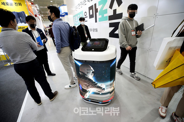 6일 서울 강남구 코엑스에서 열린 '스마트팩토리·자동화산업전(SFAW) 2022'에서 참관객들이 로봇을 살펴보고 있다. 사진=박재성 기자