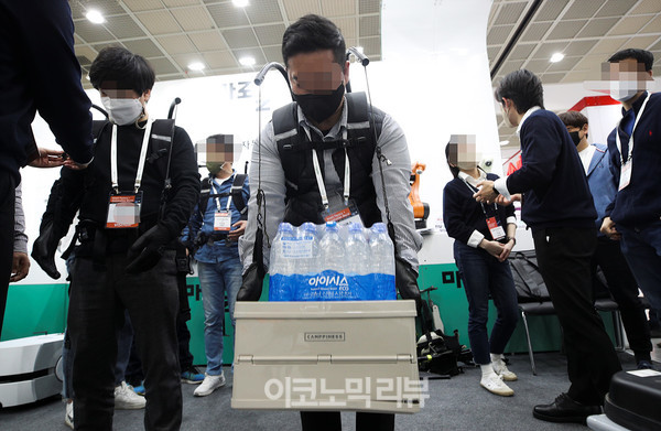 6일 서울 강남구 코엑스에서 열린 '스마트팩토리·자동화산업전(SFAW) 2022'에서 참관객들이 로봇을 살펴보고 있다. 사진=박재성 기자