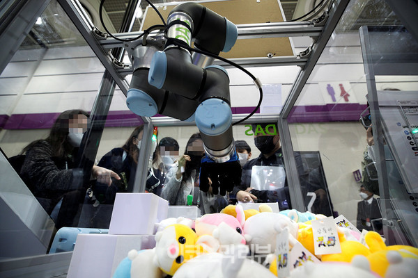 6일 서울 강남구 코엑스에서 열린 '스마트팩토리·자동화산업전(SFAW) 2022'에서 참관객들이 로봇을 살펴보고 있다. 사진=박재성 기자