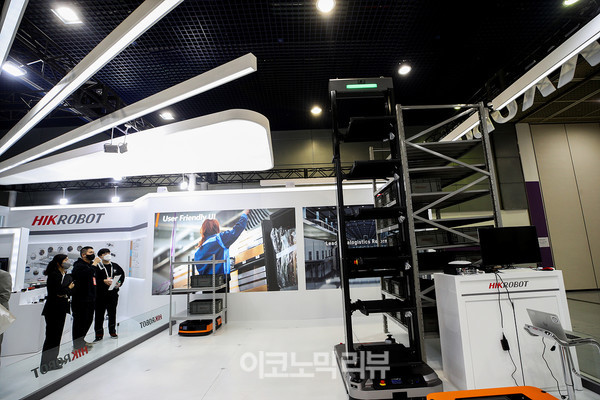 6일 서울 강남구 코엑스에서 열린 '스마트팩토리·자동화산업전(SFAW) 2022'에서 참관객들이 로봇을 살펴보고 있다. 사진=박재성 기자