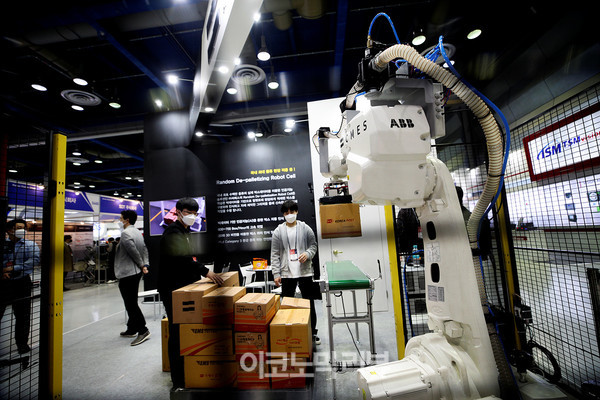 6일 서울 강남구 코엑스에서 열린 '스마트팩토리·자동화산업전(SFAW) 2022'에서 참관객들이 로봇을 살펴보고 있다. 사진=박재성 기자