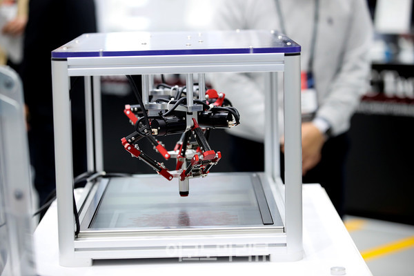 6일 서울 강남구 코엑스에서 열린 '스마트팩토리·자동화산업전(SFAW) 2022'에서 참관객들이 로봇을 살펴보고 있다. 사진=박재성 기자