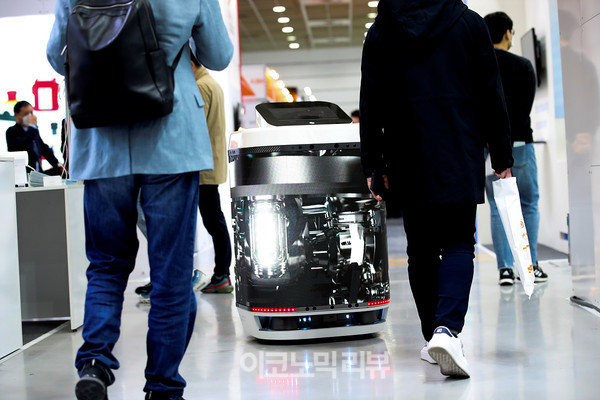 6일 서울 강남구 코엑스에서 열린 '스마트팩토리·자동화산업전(SFAW) 2022'에서 참관객들이 로봇을 살펴보고 있다. 사진=박재성 기자