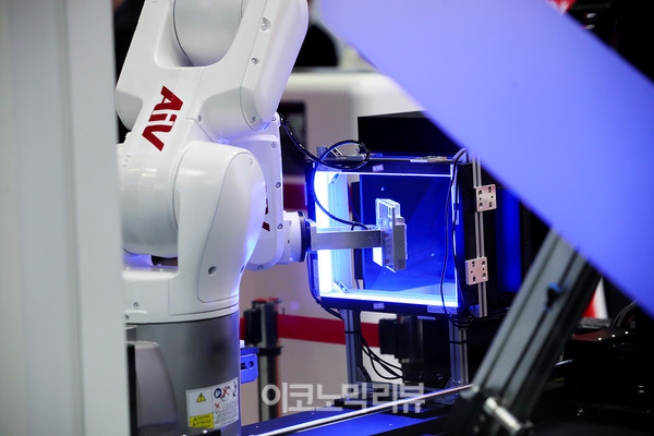 6일 서울 강남구 코엑스에서 열린 '스마트팩토리·자동화산업전(SFAW) 2022'에서 참관객들이 로봇을 살펴보고 있다. 사진=박재성 기자