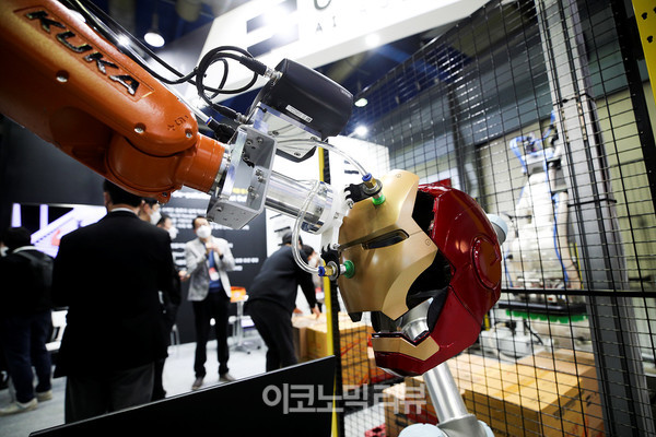 7일 서울 강남구 코엑스에서 열린 '스마트팩토리·자동화산업전(SFAW) 2022'에서 참관객들이 로봇을 살펴보고 있다.