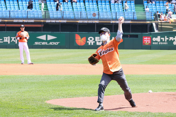 허태정 대전시장이 10일 대전 한화생명 이글스파크에서 홈경기에 앞서 시구를 하고 있다.출처=대전시.