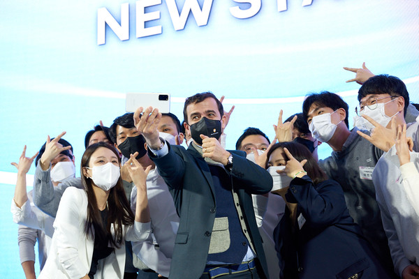 스테판 드블레즈 르노코리아 대표가 사명변경 기념식 현장에 참석해 임직원들과 기념 촬영하는 모습. 출처= 르노코리아자동차