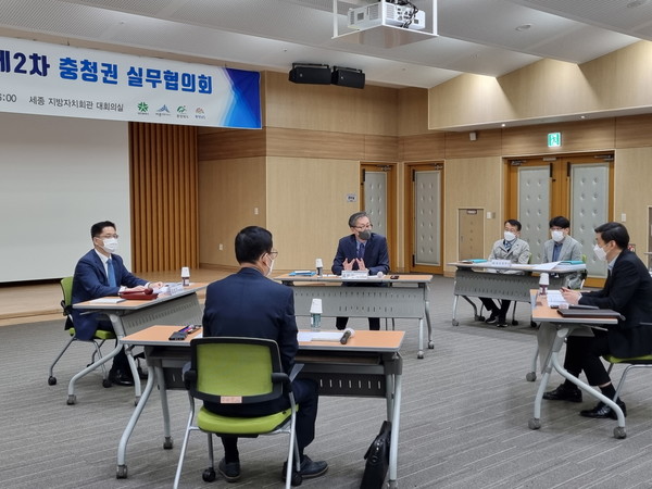 13일 세종시 지방자치회관에서 충청권 기획조정실장 등 30여명이 참석한 가운데 행정실무협의회가 열렸다.출처=세종시.