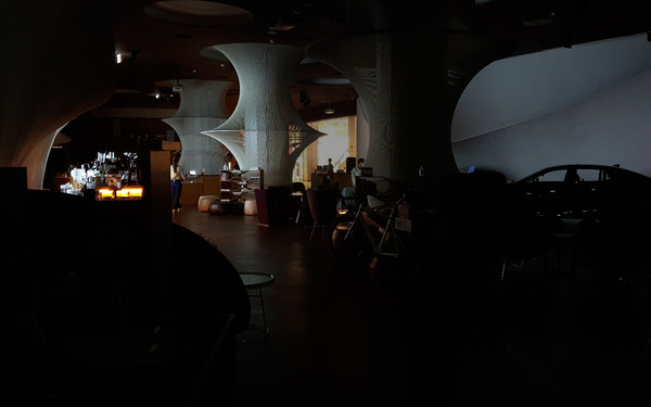 서울 잠실 롯데월드몰에 위치한 토요타 브랜드 공간 커넥트 투의 조명이 모두 꺼져 있는 모습. 출처= 한국토요타자동차