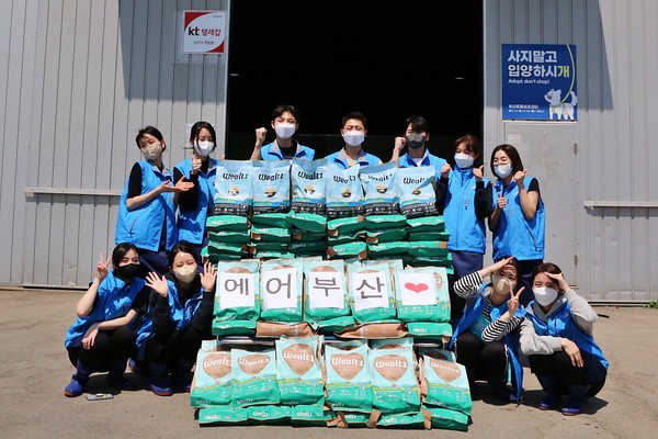지난 20일 부산시 강서구에 소재한 부산동물보호센터에서 에어부산 직원들이 유기동물을 위한 자원봉사활동 중에 기념촬영을 하고 있다. 출처=에어부산