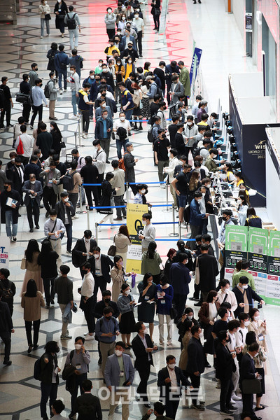21일 서울 삼성동 코엑스에서 열린  '2022 월드IT쇼(WIS)'에서 시민들이 관람을 하기위해 줄 서고 있다. 사진=박재성 기자