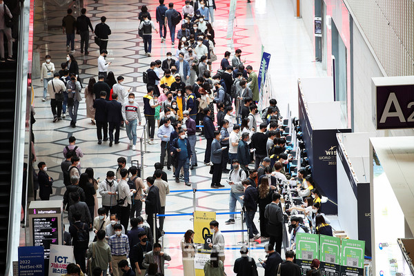 21일 서울 삼성동 코엑스에서 열린  '2022 월드IT쇼(WIS)'에서 시민들이 관람을 하기위해 줄 서고 있다. 사진=박재성 기자