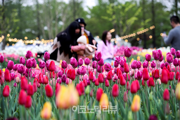 22일 경기 고양시 일산호수공원에서 열린 '2022 고양국제꽃박람회 화훼산업대전'에서 시민들이 꽃을 구경하고 있다.사진=박재성 기자