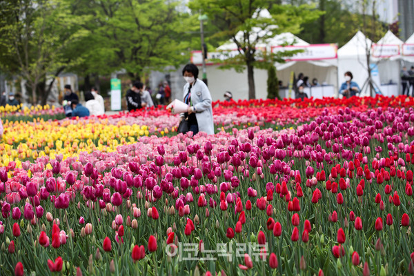 22일 경기 고양시 일산호수공원에서 열린 '2022 고양국제꽃박람회 화훼산업대전'에서 시민들이 꽃을 구경하고 있다.사진=박재성 기자