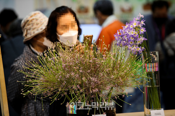 22일 경기 고양시 일산호수공원에서 열린 '2022 고양국제꽃박람회 화훼산업대전'에서 시민들이 꽃을 구경하고 있다.사진=박재성 기자
