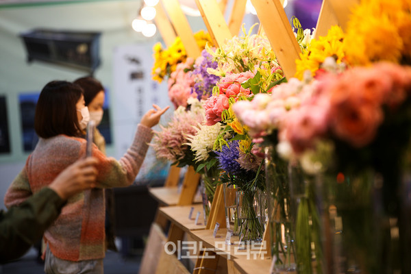 22일 경기 고양시 일산호수공원에서 열린 '2022 고양국제꽃박람회 화훼산업대전'에서 시민들이 꽃을 구경하고 있다.사진=박재성 기자