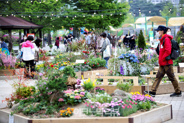 22일 경기 고양시 일산호수공원에서 열린 '2022 고양국제꽃박람회 화훼산업대전'에서 시민들이 꽃을 구경하고 있다.사진=박재성 기자
