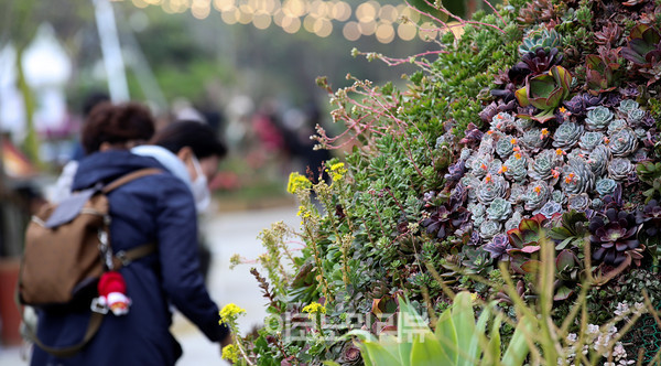 22일 경기 고양시 일산호수공원에서 열린 '2022 고양국제꽃박람회 화훼산업대전'에서 시민들이 꽃을 구경하고 있다.사진=박재성 기자
