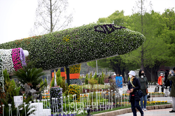 22일 경기 고양시 일산호수공원에서 열린 '2022 고양국제꽃박람회 화훼산업대전'에서 시민들이 꽃을 구경하고 있다.사진=박재성 기자