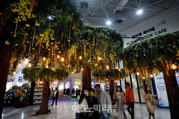 22일 경기 고양시 일산호수공원에서 열린 '2022 고양국제꽃박람회 화훼산업대전'에서 시민들이 꽃을 구경하고 있다.사진=박재성 기자