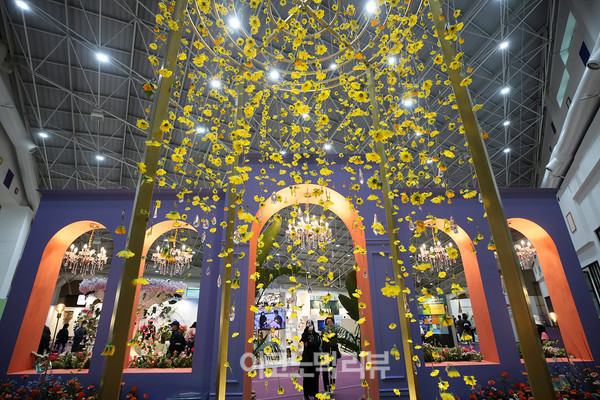 22일 경기 고양시 일산호수공원에서 열린 '2022 고양국제꽃박람회 화훼산업대전'에서 시민들이 꽃을 구경하고 있다.사진=박재성 기자