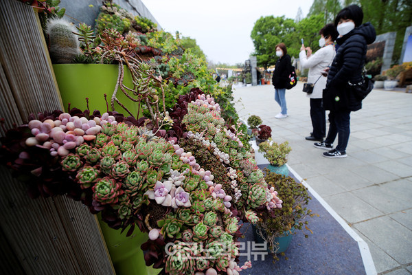 22일 경기 고양시 일산호수공원에서 열린 '2022 고양국제꽃박람회 화훼산업대전'에서 시민들이 꽃을 구경하고 있다.사진=박재성 기자