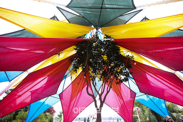 22일 경기 고양시 일산호수공원에서 열린 '2022 고양국제꽃박람회 화훼산업대전'에서 시민들이 꽃을 구경하고 있다.사진=박재성 기자