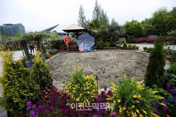 22일 경기 고양시 일산호수공원에서 열린 '2022 고양국제꽃박람회 화훼산업대전'에서 시민들이 꽃을 구경하고 있다.사진=박재성 기자