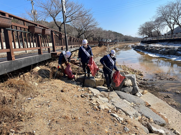 DL건설 현장 임직원들의 하천 정화 활동 모습. 출처=DL건설 제공