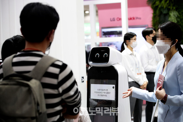 26일 오후 서울 강남구 코엑스에서 열린 '제19회 대한민국 교육박람회에서 시민들이 LG전자 교육 솔루션을 체험하고 있다.사진=박재성 기자