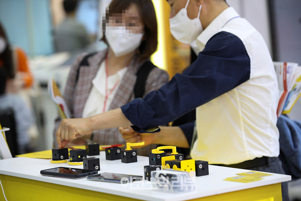 26일 오후 서울 강남구 코엑스에서 열린 '제19회 대한민국 교육박람회에서 관람객이 코딩로봇을 살펴보고 있다.사진=박재성 기자