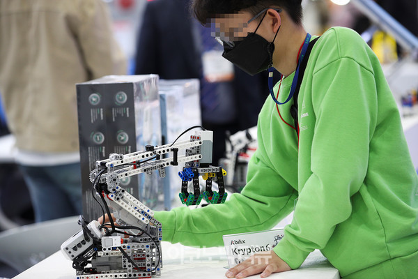 26일 오후 서울 강남구 코엑스에서 열린 '제19회 대한민국 교육박람회에서 관람객이 코딩로봇을 살펴보고 있다.사진=박재성 기자