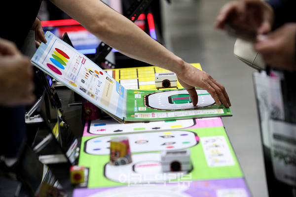 26일 오후 서울 강남구 코엑스에서 열린 '제19회 대한민국 교육박람회에서 관람객이 코딩로봇을 살펴보고 있다.사진=박재성 기자