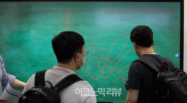 26일 오후 서울 강남구 코엑스에서 열린 '제19회 대한민국 교육박람회에서 관람객이 스마트 칠판을 체험 하고 있다.사진=박재성 기자