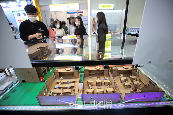 26일 오후 서울 강남구 코엑스에서 열린 '제19회 대한민국 교육박람회에서 관람객이 코딩로봇을 살펴보고 있다.사진=박재성 기자