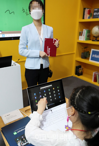 26일 오후 서울 강남구 코엑스에서 열린 '제19회 대한민국 교육박람회에서 시민들이 LG전자 교육 솔루션을 체험하고 있다.사진=박재성 기자