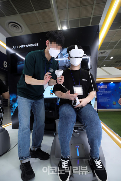 26일 오후 서울 강남구 코엑스에서 열린 '제19회 대한민국 교육박람회에서 관람객이 메타버스 체험을 하고 있다.사진=박재성 기자